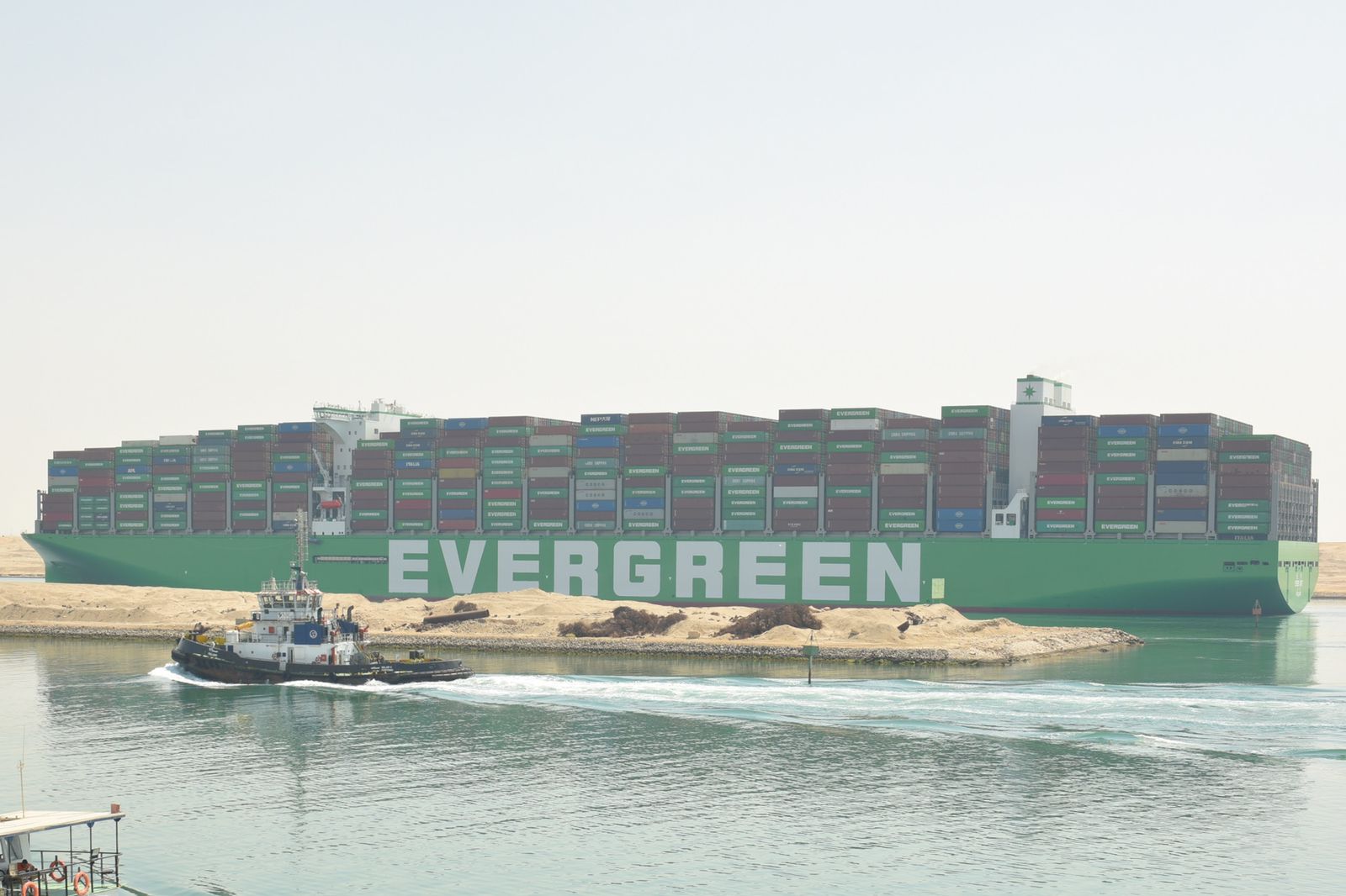 قناة السويس تشهد عبور سفينة الحاويات العملاقة EVER ART (1)