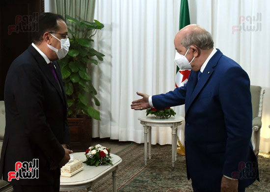 استقبال حافل من الرئيس الجزائرى لرئيس الوزراء