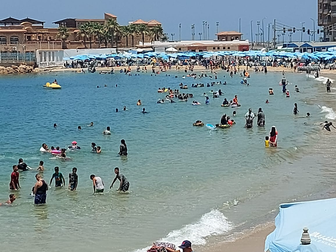 اقبال المواطنين على شاطئ الاسكندرية  (4)