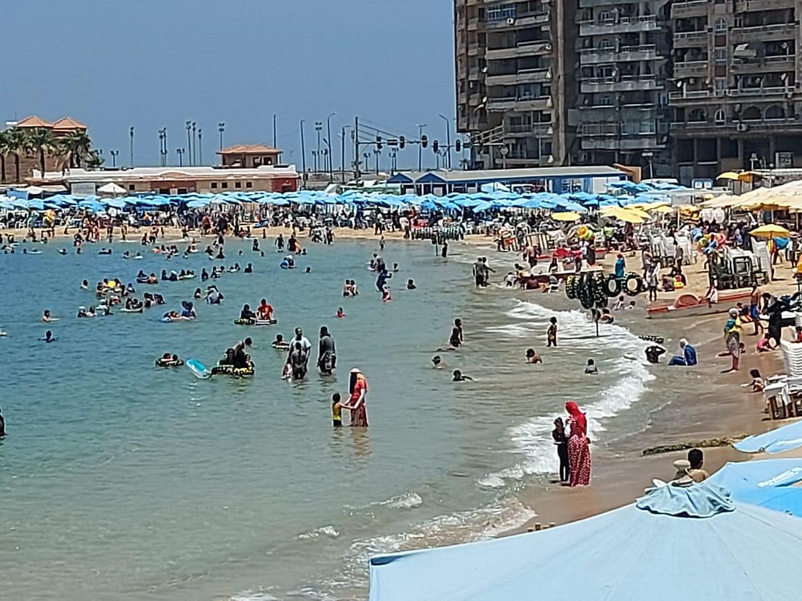 اقبال المواطنين على شاطئ الاسكندرية  (1)