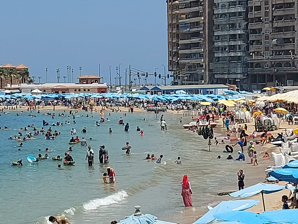 اقبال المواطنين على شاطئ الاسكندرية  (8)
