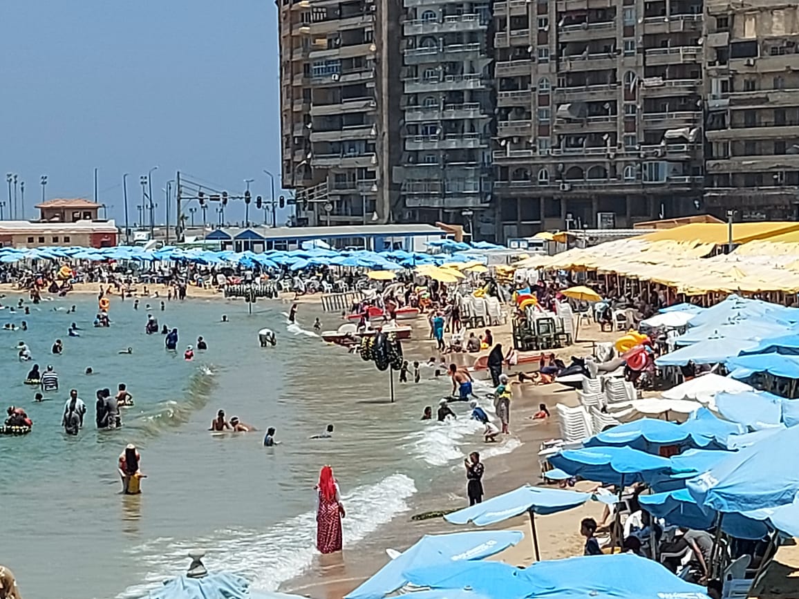 اقبال المواطنين على شاطئ الاسكندرية  (5)