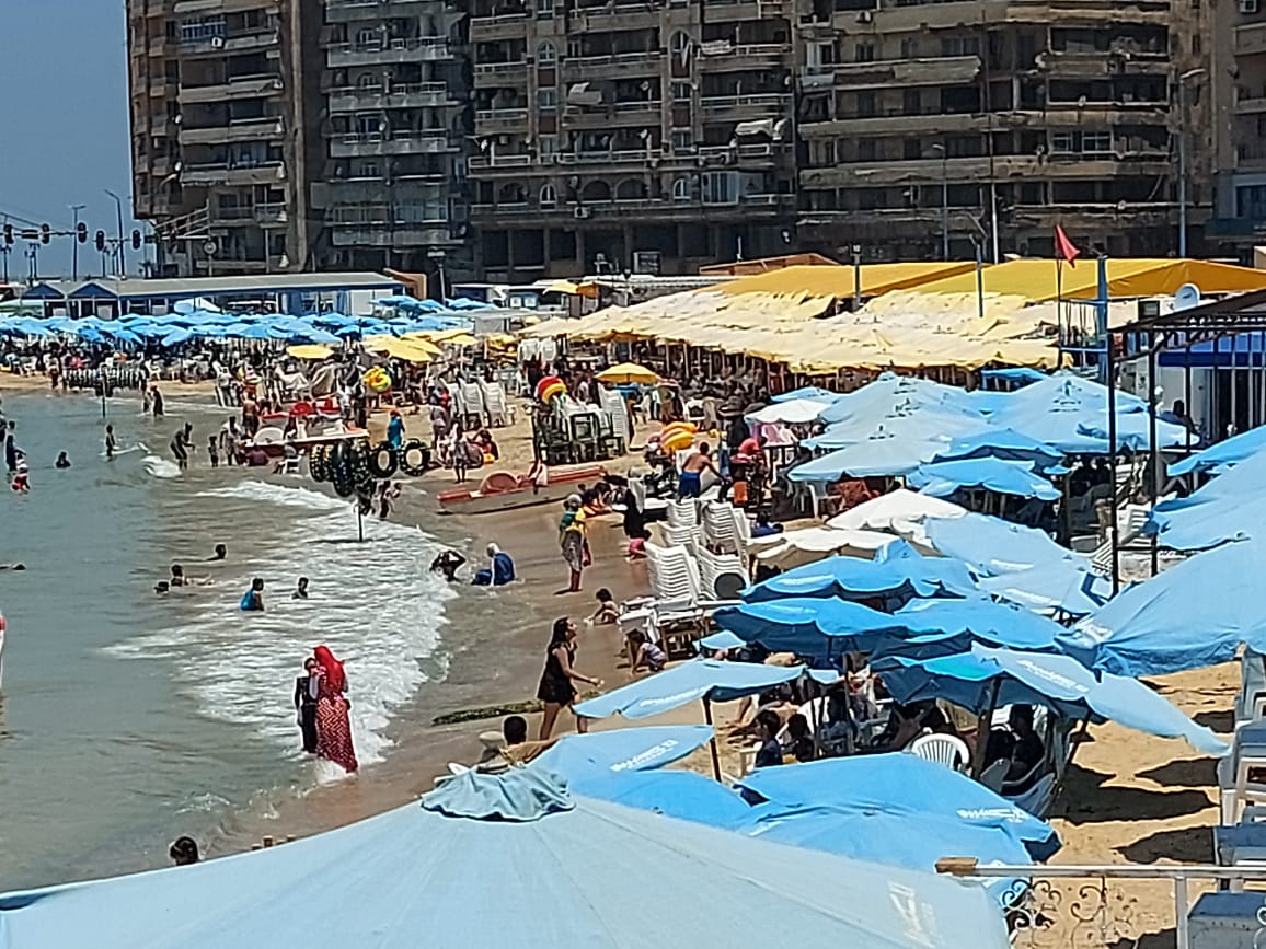 اقبال المواطنين على شاطئ الاسكندرية  (2)
