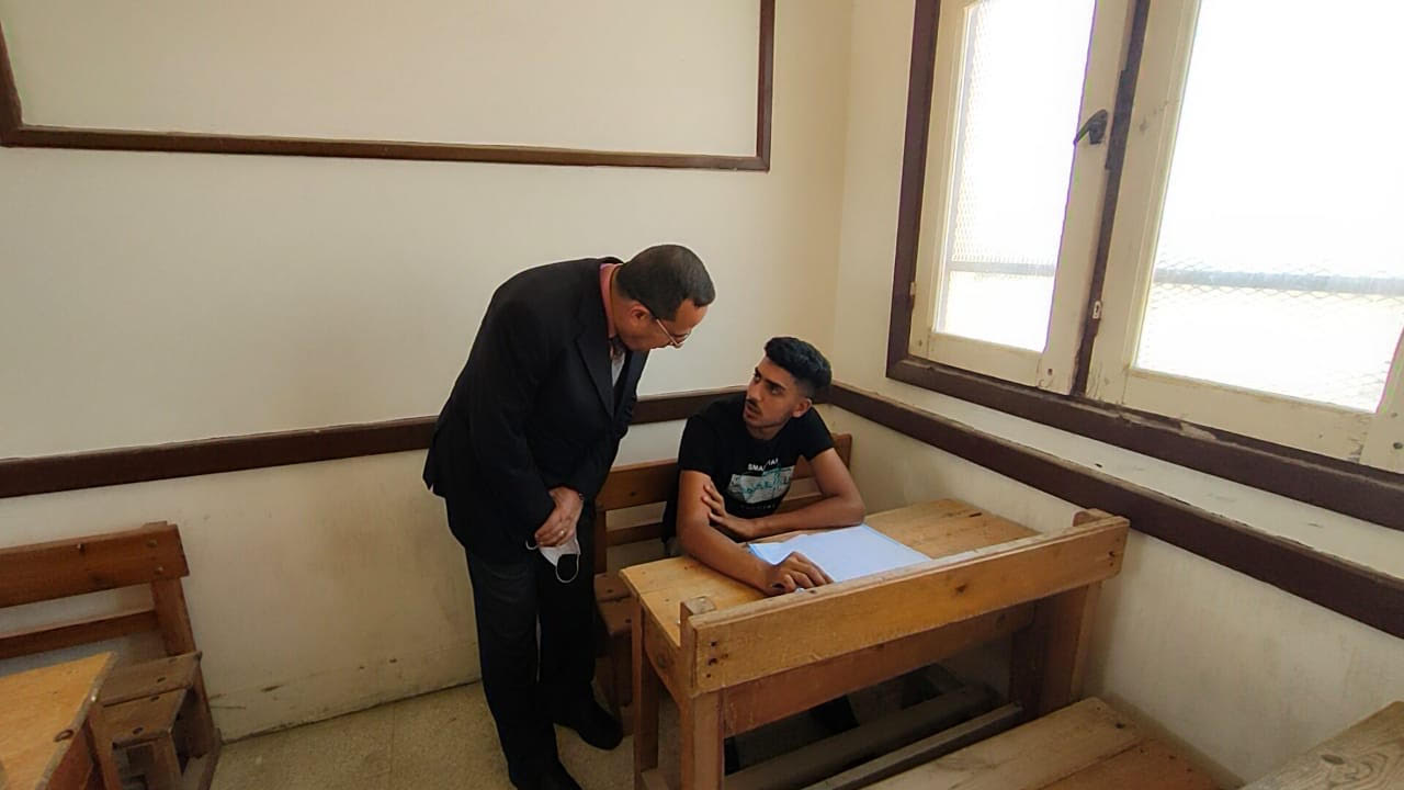 محافظ شمال سيناء يتفقد امتحانات الثانوية الأزهرية