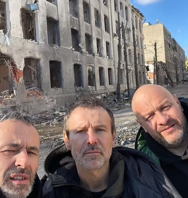 رجل الأعمال فى مدينة أوكرانيا تم قصفها