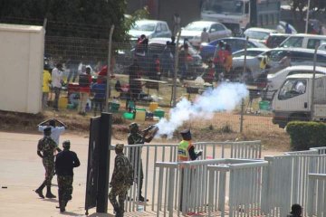 اشتباكات جماهير مالاوى مع الشرطة (4)