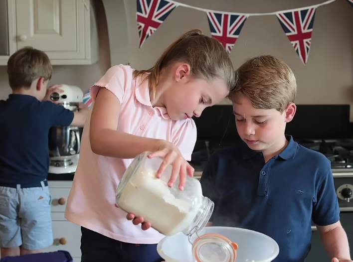 شارلوت وأخيها يصنعان الكعك