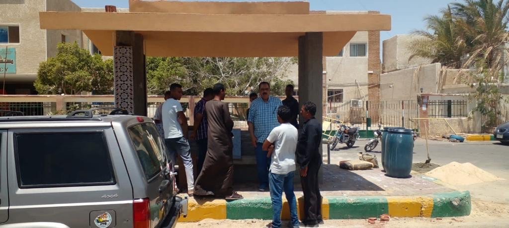 رئيس مدينة سفاجا اليوم، يتابع أعمال التشطيبات النهائية لعملية إنشاء مظلات إنتظار ركاب السيارات (1)