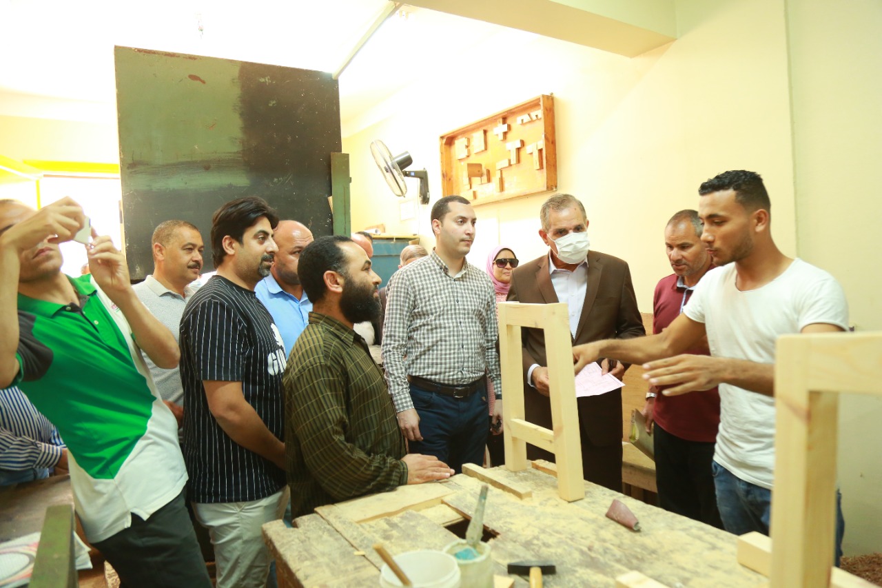 جانب من تفقد الامتحانات بمدرسة الأمل جانب من تفقد الامتحانات بمدرسة الأمل