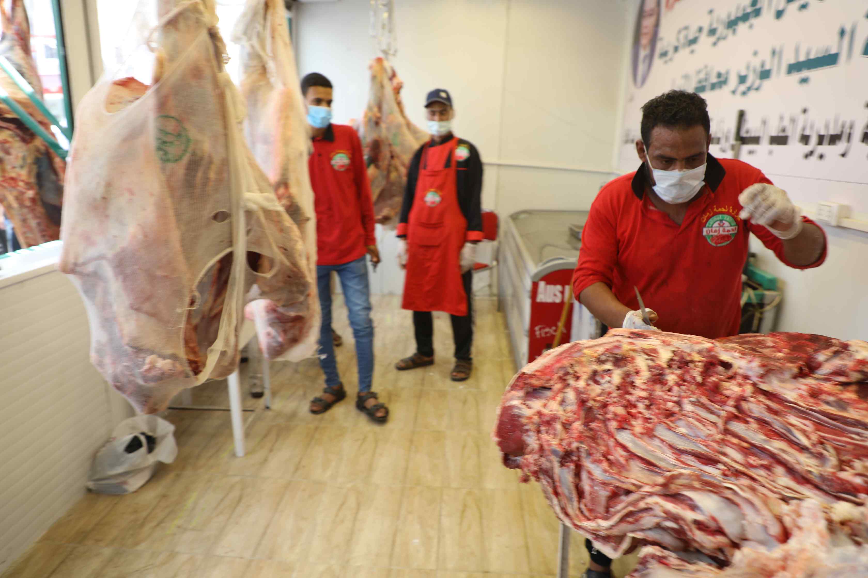 محافظ المنيا يفتتح منفذا لبيع اللحوم السودانية (5)