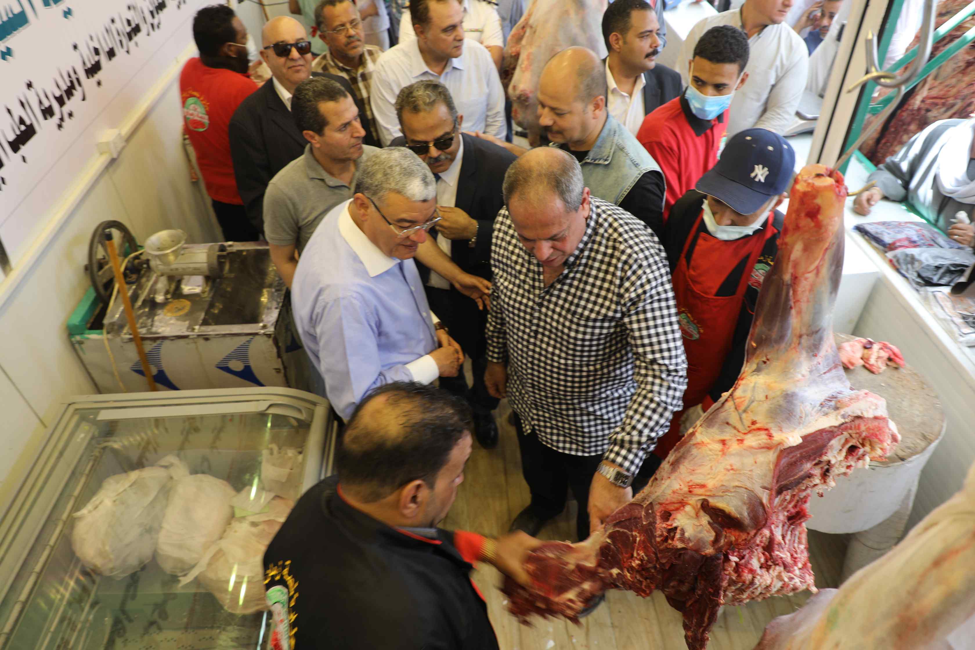 محافظ المنيا يفتتح منفذا لبيع اللحوم السودانية (9)