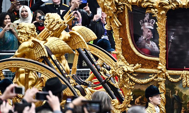 صورة هولوجرام للملكة إليزابيث داخل العربة الملكية