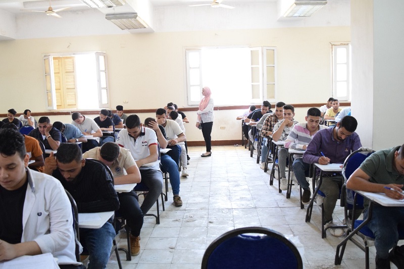 رئيس جامعة بني سويف يتابع الامتحانات  (1)