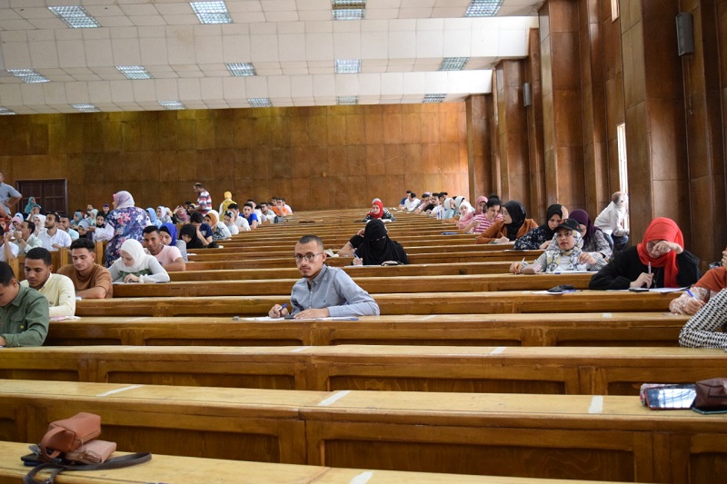 رئيس جامعة بني سويف يتابع الامتحانات  (4)