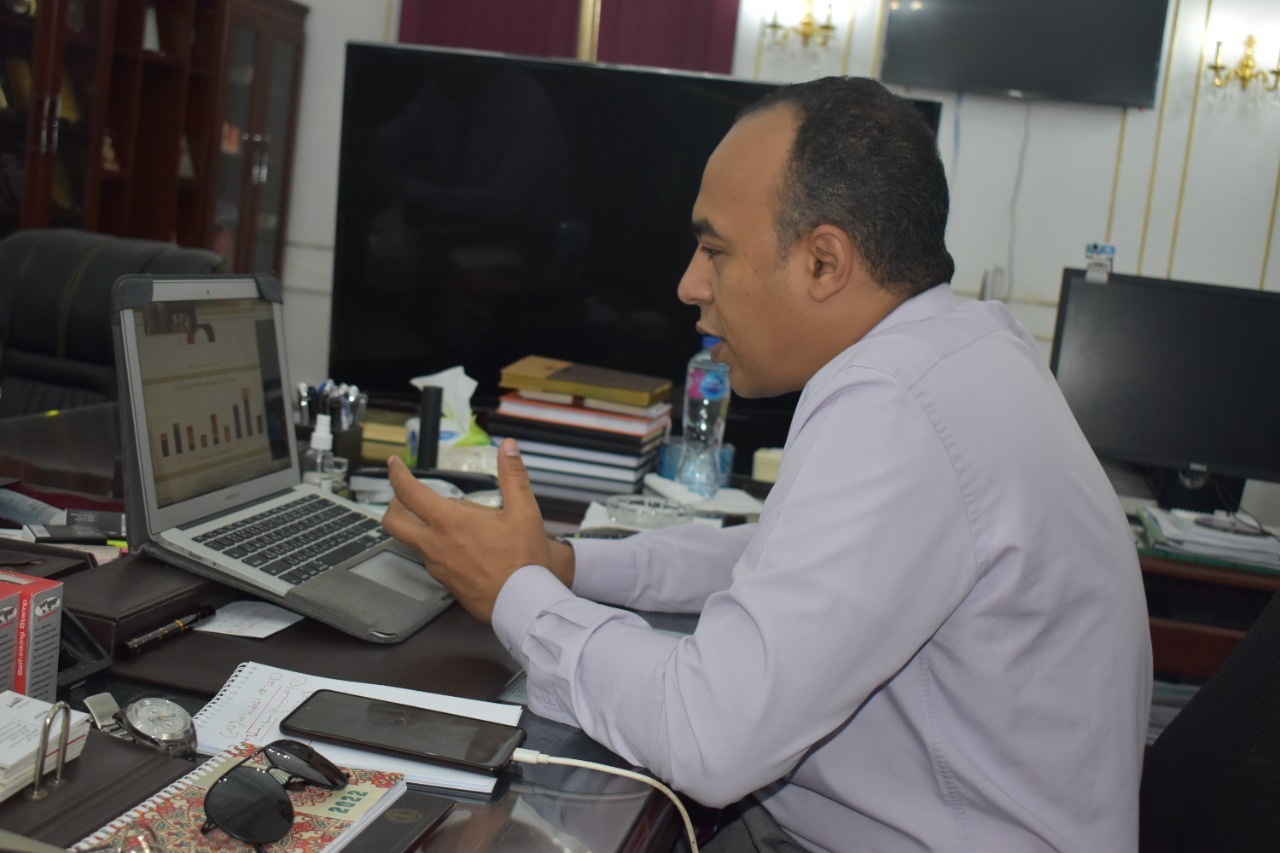 نائب محافظ المنيا يتابع اجتماع حصر شبكات المحمول  (4)
