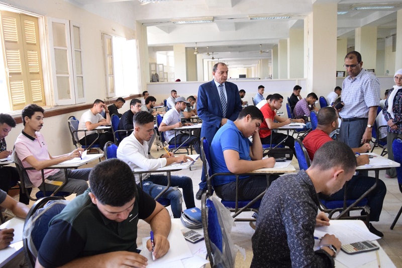 رئيس جامعة بني سويف يتابع الامتحانات  (2)