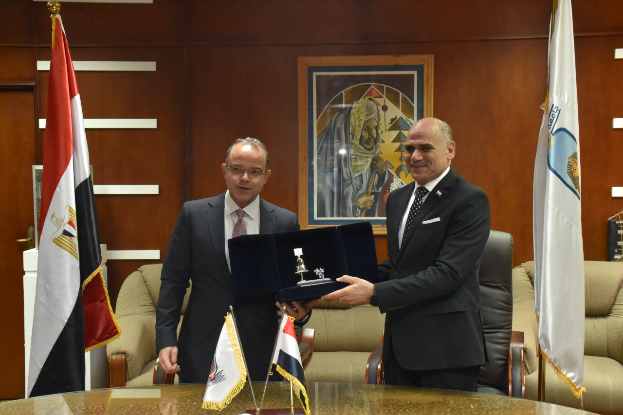 رئيس جامعة الأقصر يوقّع بروتوكول تعاون مع رئيس البورصة (4)