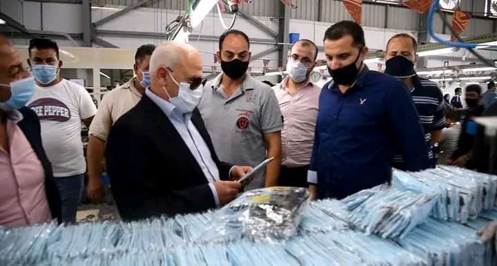محافظ بورسعيد خلال زيارته لمركظ صناعي