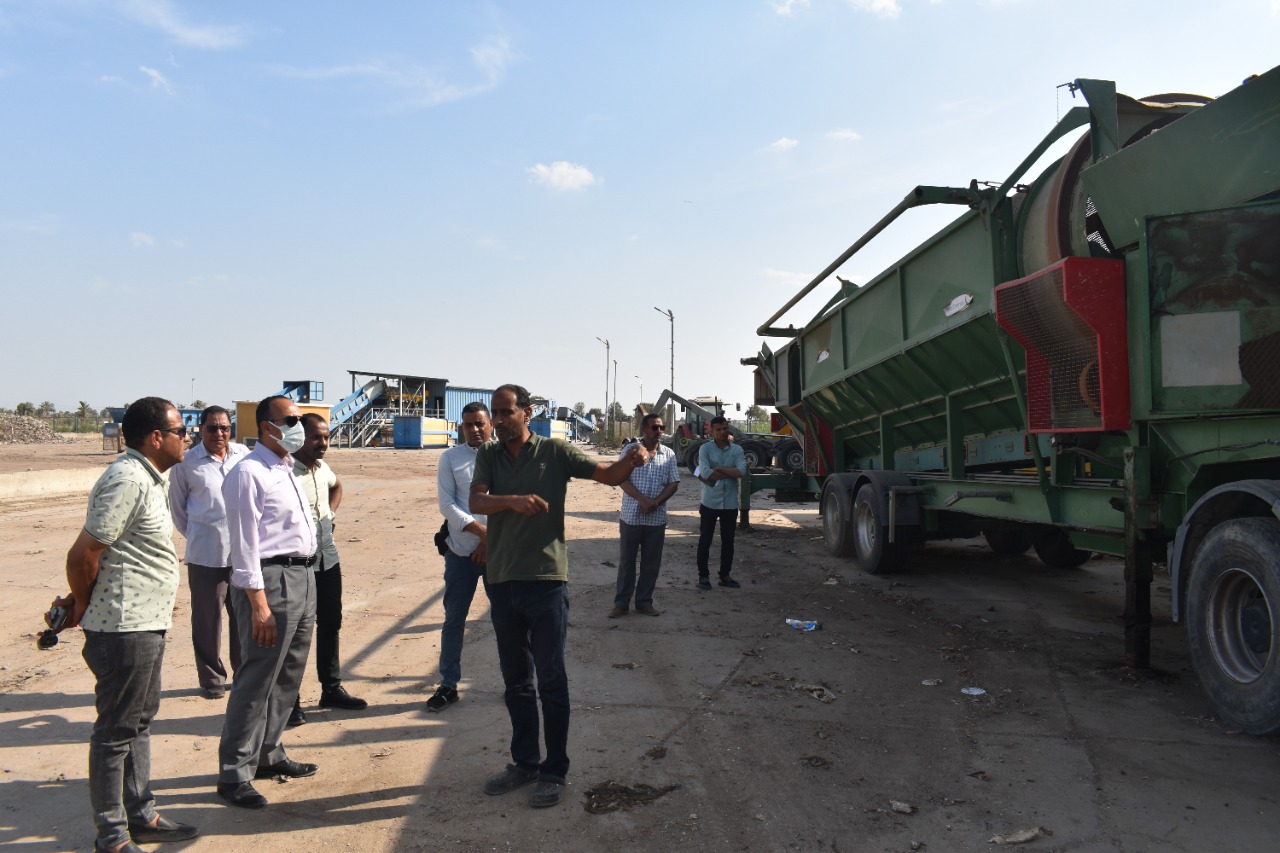 نائب محافظ المنيا يتابع مصنع التدوير (4)