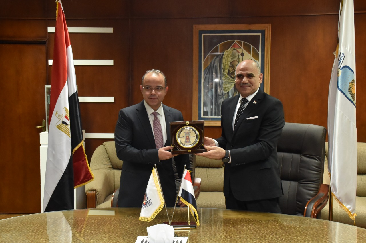 رئيس جامعة الأقصر يوقّع بروتوكول تعاون مع رئيس البورصة (2)