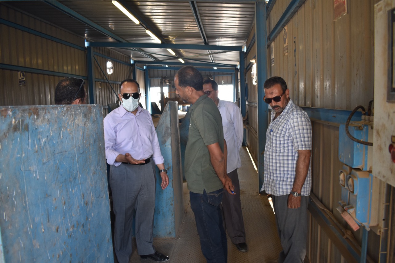 نائب محافظ المنيا يتابع مصنع التدوير (8)