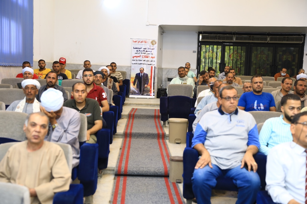 المحافظ يسلم وثائق التأمين على الحياة للعمال (4)