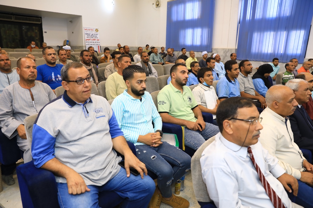 المحافظ يسلم وثائق التأمين على الحياة للعمال (3)