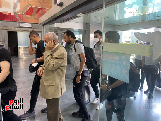 بعثة المنتخب الوطنى لكرة القدم تصل مطار القاهرة (21)