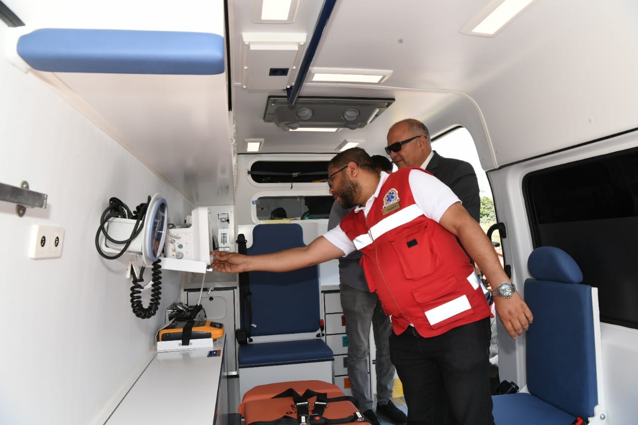 توفير 11 سيارة إسعاف جديدة ضمن مبادرة حياة كريمة  (2)