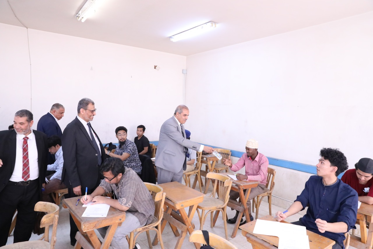 رئيس جامعة الأزهر يتفقد امتحانات كلية الدراسات الإسلامية والعربية