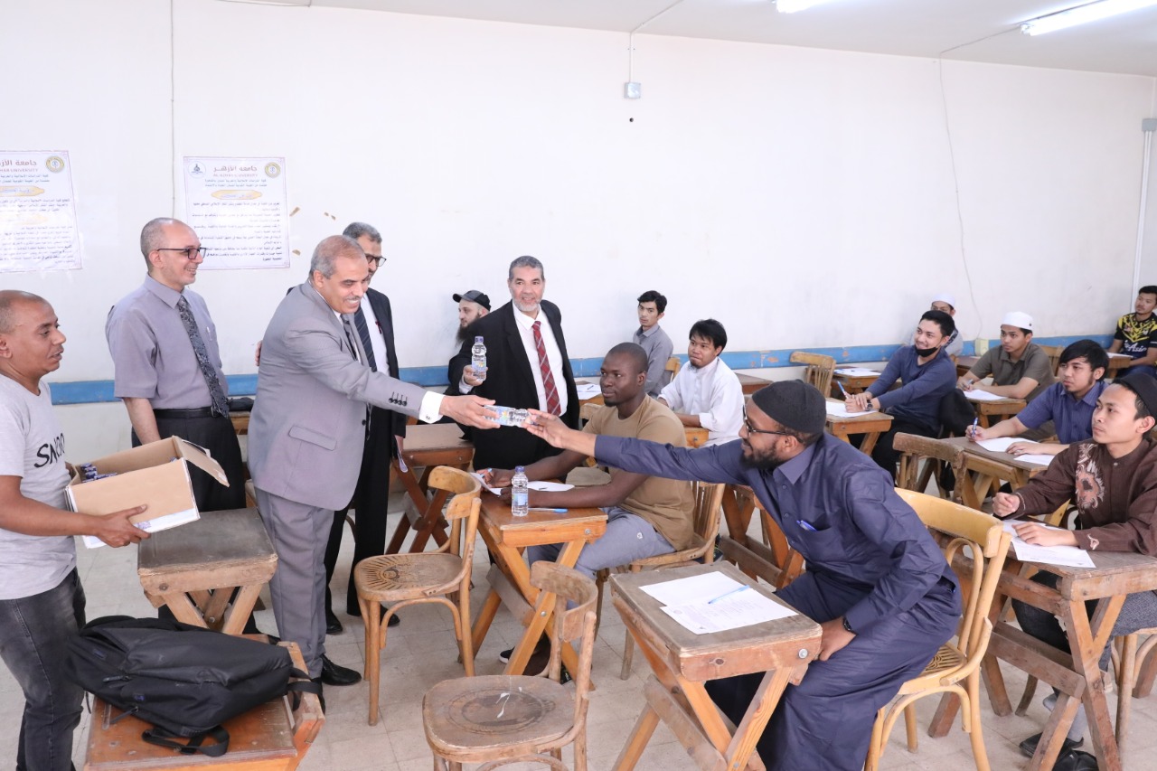 رئيس جامعة الأزهر يتفقد امتحانات كلية الدراسات الإسلامية