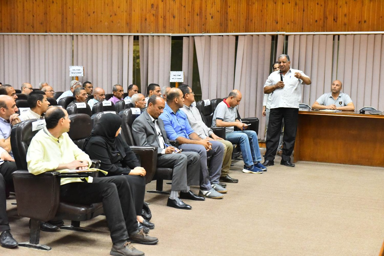 محافظ أسيوط يجتمع برؤساء المجالس والمدن لمتابعة توريد القمح  (6)