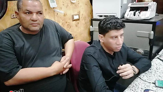 سائقي-الشاحنات-والنقل-الثقيل-يتنافسون-للوقوف-مع-زميلهم-بعد-إحتراق-سيارتة--(2)