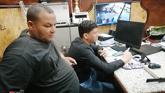 سائقي-الشاحنات-والنقل-الثقيل-يتنافسون-للوقوف-مع-زميلهم-بعد-إحتراق-سيارتة--(3)