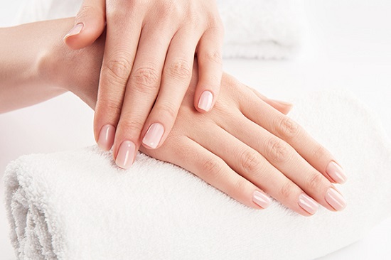 طرق طبيعية لنمو الأظافر في المنزل طرق طبيعية لنمو الأظافر في المنزل