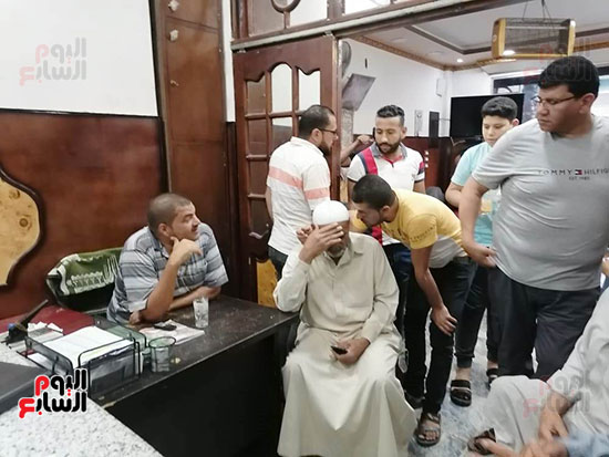 سائقي-الشاحنات-والنقل-الثقيل-يتنافسون-للوقوف-مع-زميلهم-بعد-إحتراق-سيارتة--(4)