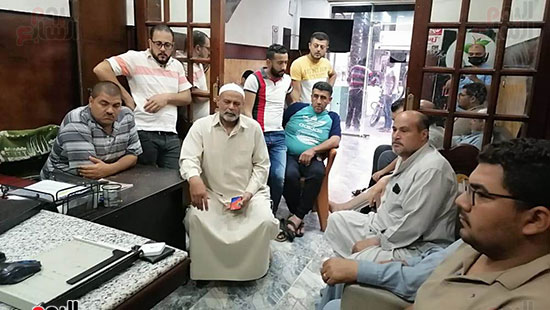 سائقي-الشاحنات-والنقل-الثقيل-يتنافسون-للوقوف-مع-زميلهم-بعد-إحتراق-سيارتة--(1)