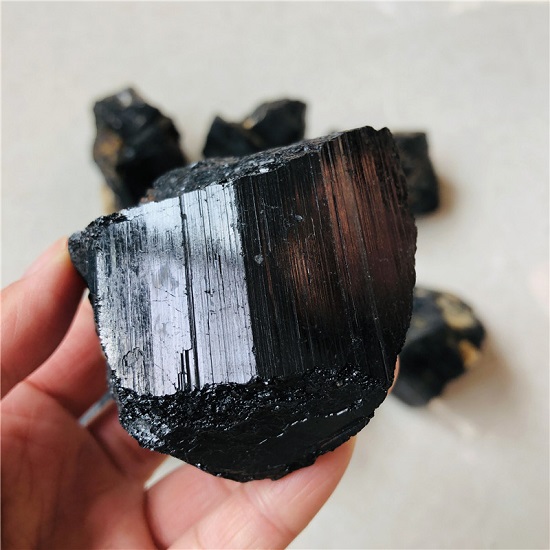 حجر التورمالين الأسود