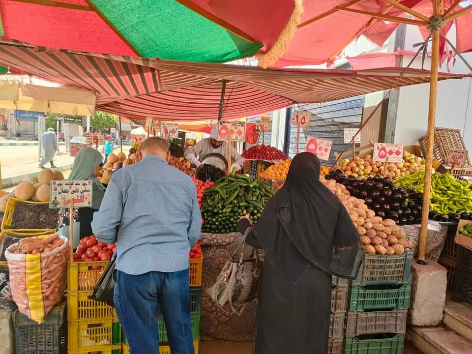 انخفاض أسعار الخضروات والفاكهة فى اسواق الخارجة