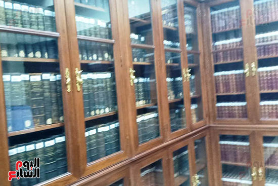 مكتبة تضم وثائق وقوانين قديمة مكتوبة باللغه الفرنسية والإنجليزية