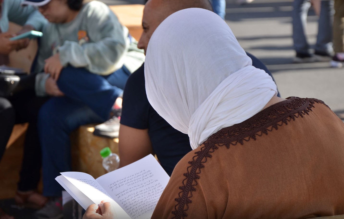 امرأة تقرأ كتابا فى معرض الرباط للكتاب 2022