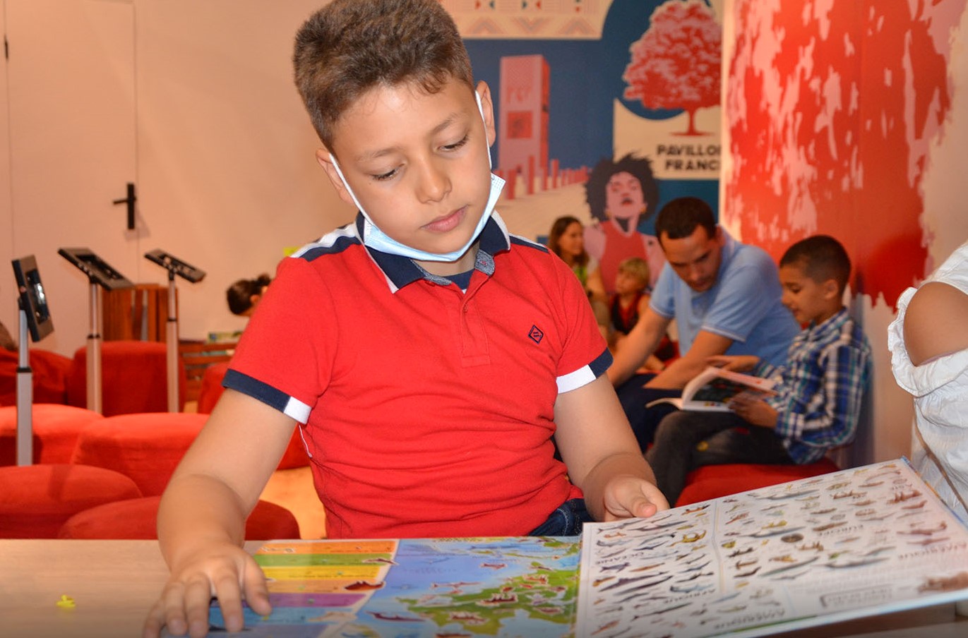 طفل يقرأ فى معرض الرباط للكتاب 2022