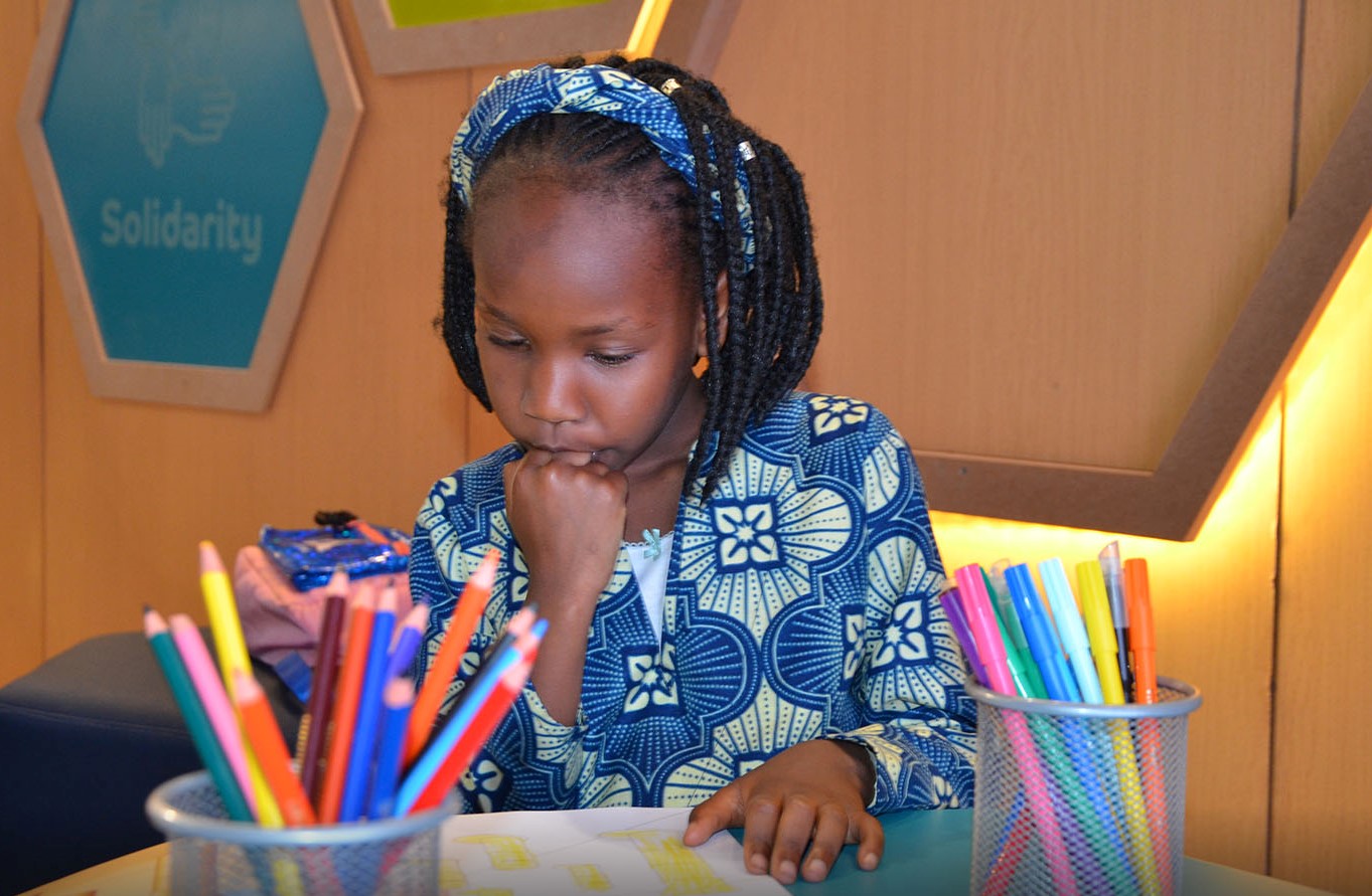 طفلة تقرأ فى معرض الرباط للكتاب 2022