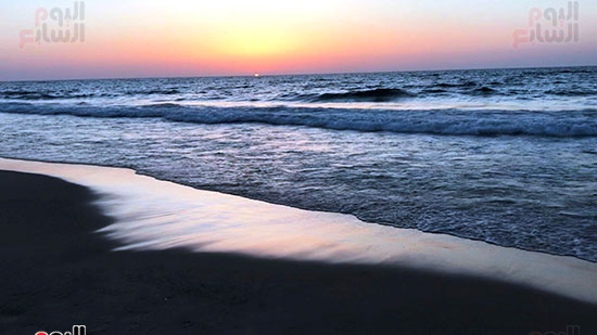 لحظات-غروب-الشمس-على-شاطئ-العريش-(1)