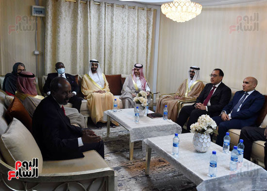 رئيس الوزراء ينقل تهنئة وتحيات الرئيس السيسي إلى نظيره الصومالي (6)