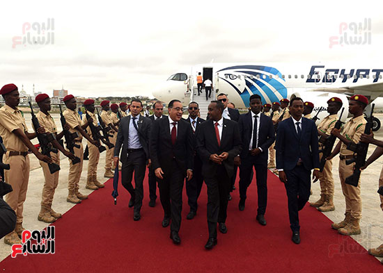 رئيس الوزراء ينقل تهنئة وتحيات الرئيس السيسي إلى نظيره الصومالي (20)