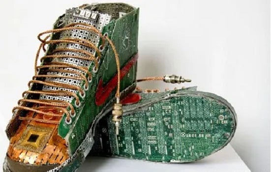 أحذية رياضية على شكل بوردة كمبيوتر