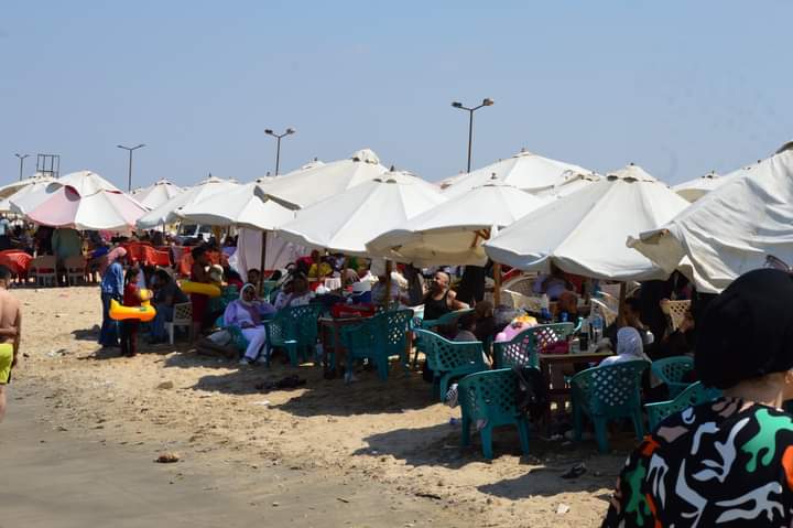 اقبال كبير على شاطئ بور فؤاد