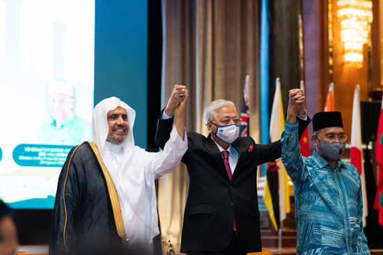 دولة-رئيس-الوزراء-الماليزى-متوسطاً-معالى-الدكتور-العيسى-ووزير-الشؤون-الدينية-الماليزي