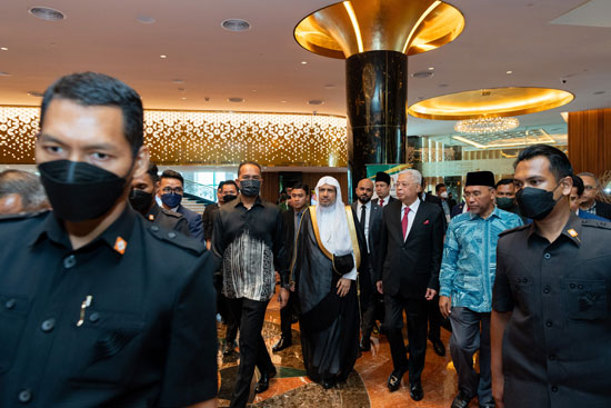 رئيس-الوزراء-الماليزى-وقيادات-حكومية-ماليزية-برفقة-معالى-الأمين-العام-لرابطة-العالم-الإسلامي